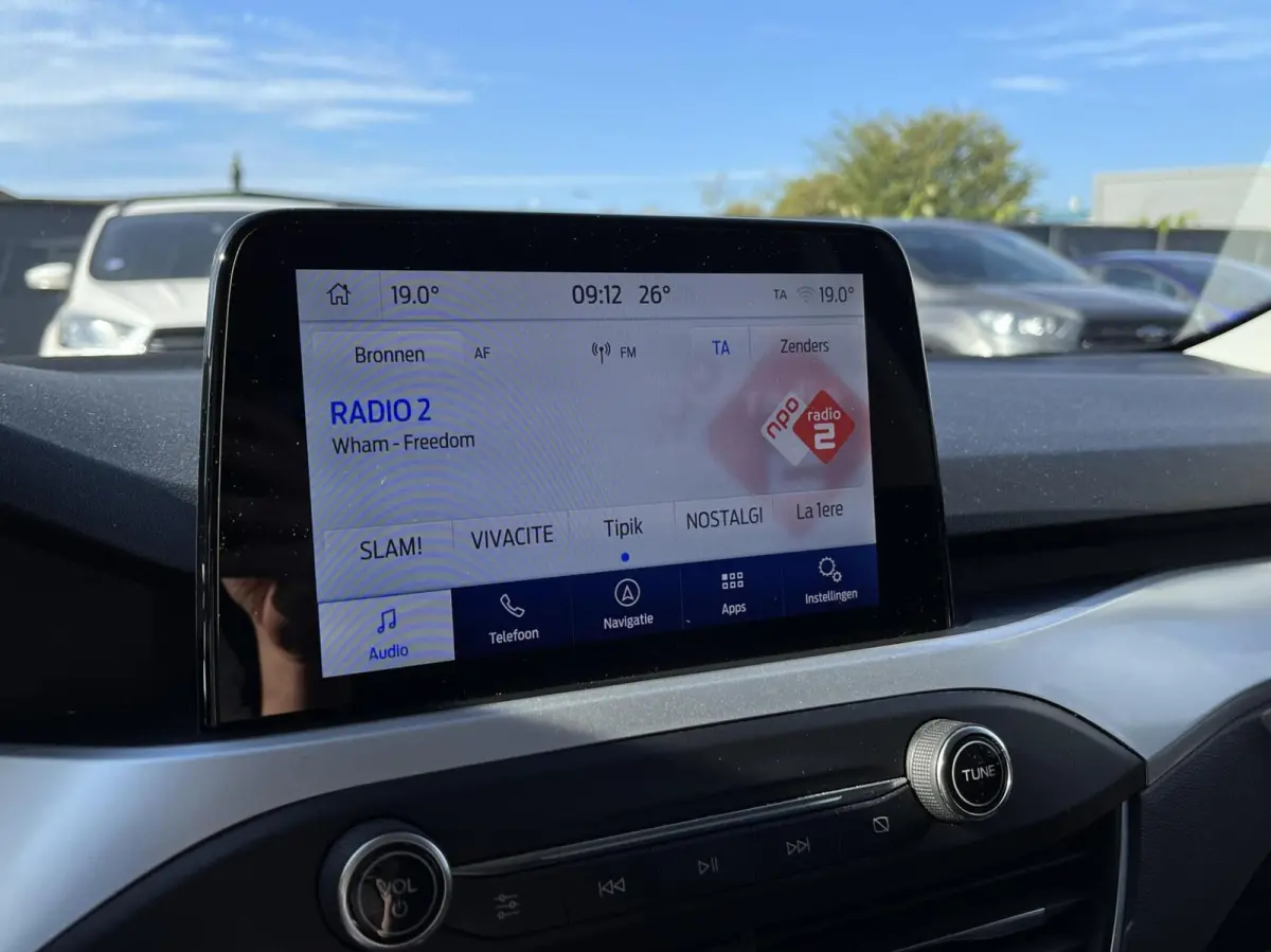 1.0 EcoBoost Hybrid Trend Edition Business 125PK Winterpack Camera Cruise Navi Climate Parkeersensoren Keyless Privacy Glass *Dealer Onderhouden*