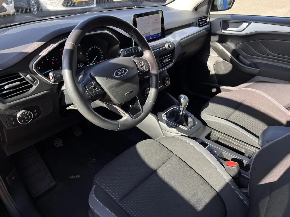 1.0 EcoBoost Hybrid Trend Edition Business 125PK Winterpack Camera Cruise Navi Climate Parkeersensoren Keyless Privacy Glass *Dealer Onderhouden*