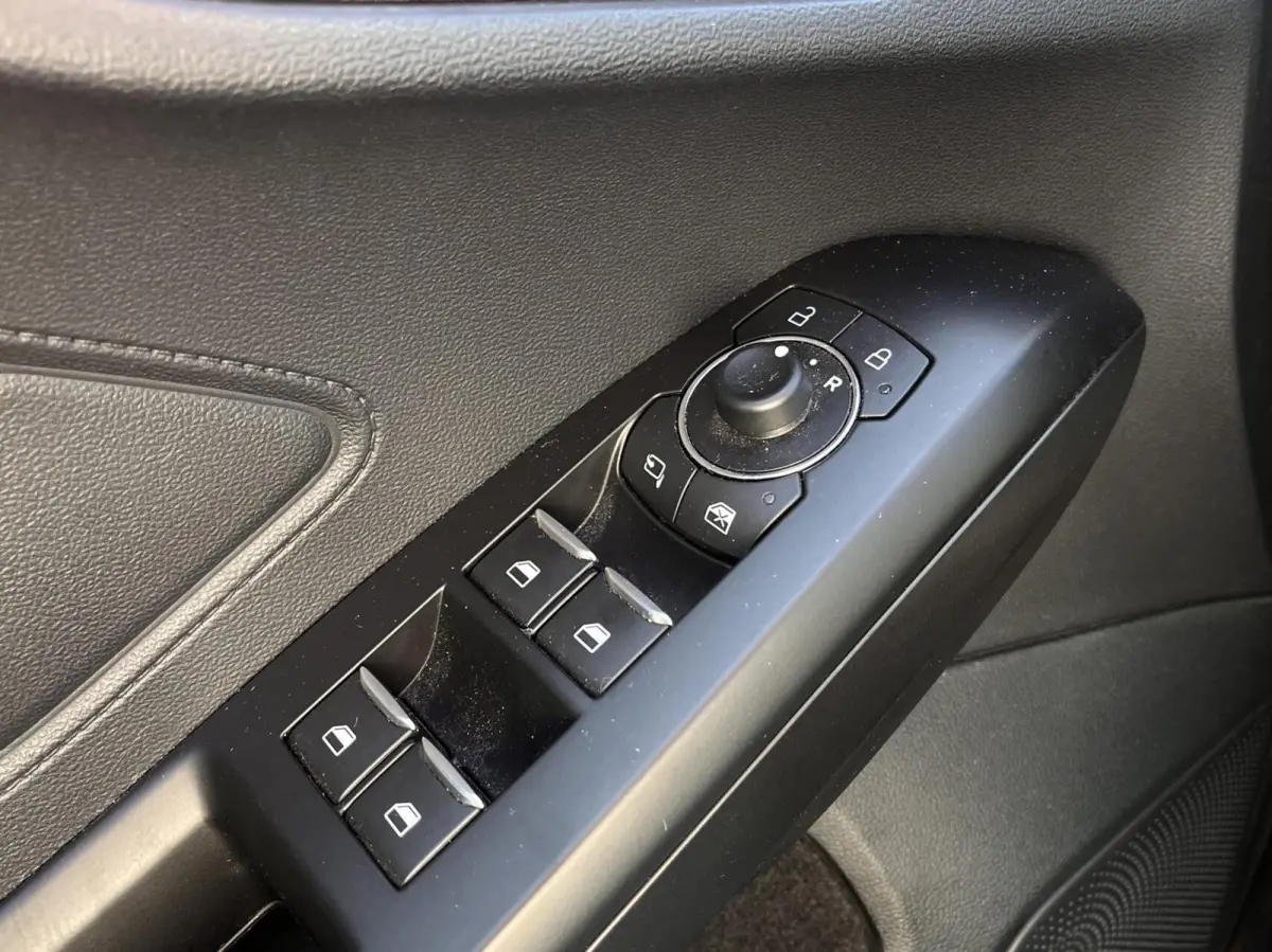 1.0 EcoBoost Hybrid Trend Edition Business 125PK Winterpack Camera Cruise Navi Climate Parkeersensoren Keyless Privacy Glass *Dealer Onderhouden*