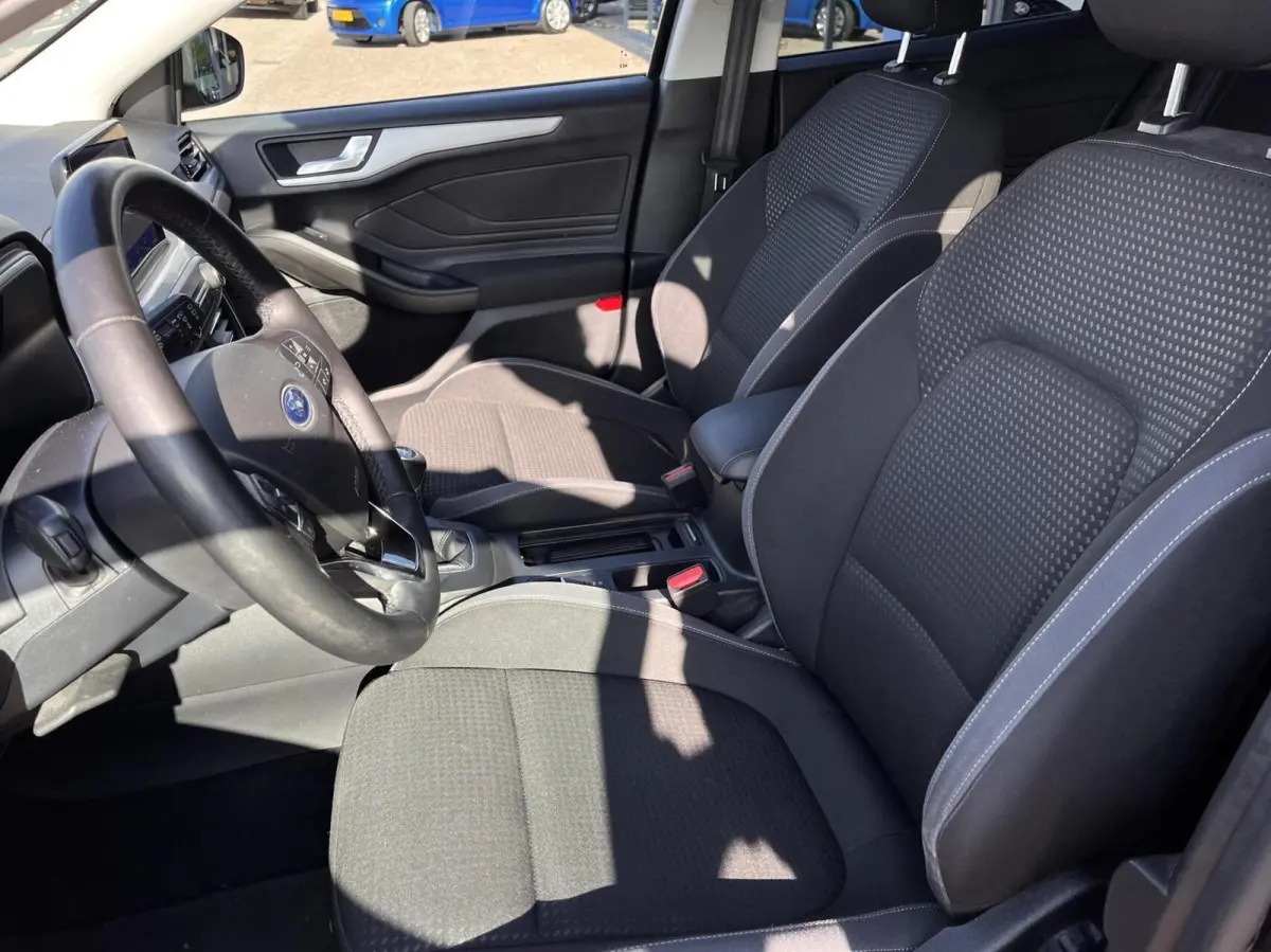 1.0 EcoBoost Hybrid Trend Edition Business 125PK Winterpack Camera Cruise Navi Climate Parkeersensoren Keyless Privacy Glass *Dealer Onderhouden*