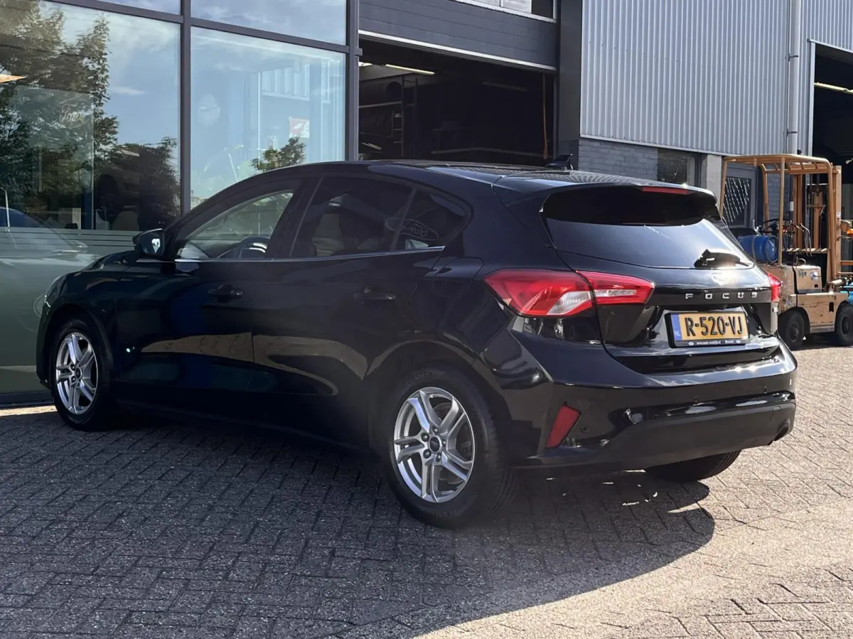 1.0 EcoBoost Hybrid Trend Edition Business 125PK Winterpack Camera Cruise Navi Climate Parkeersensoren Keyless Privacy Glass *Dealer Onderhouden*