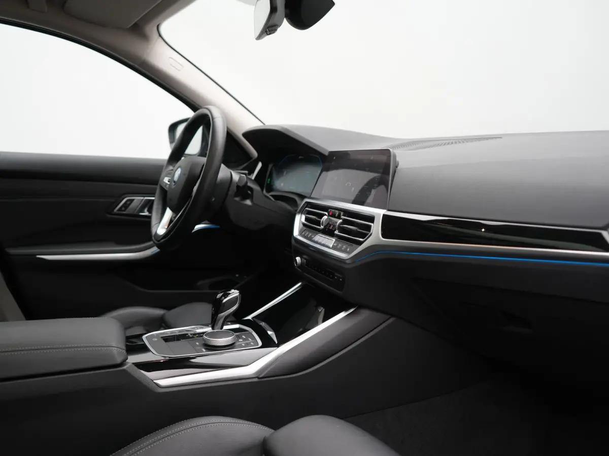 330e Sportline PHEV 293pk Dealer O.H. | Panodak | Adaptive Cruise | Head Up | Laser LED | 360 Camera | Lederen Sportstoelen Memory & Verwarmd | Stuur Verwarmd | Sfeerverlichting | Keyless | 