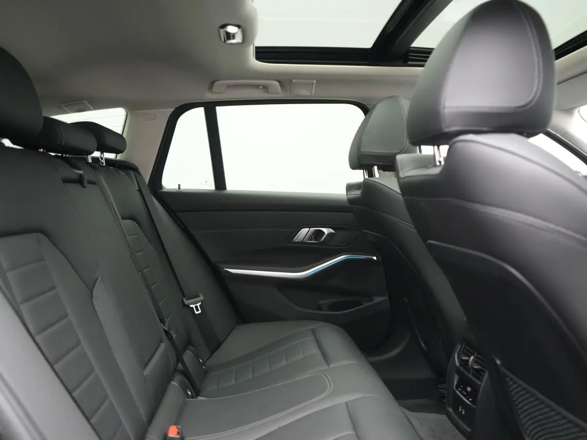 330e Sportline PHEV 293pk Dealer O.H. | Panodak | Adaptive Cruise | Head Up | Laser LED | 360 Camera | Lederen Sportstoelen Memory & Verwarmd | Stuur Verwarmd | Sfeerverlichting | Keyless | 