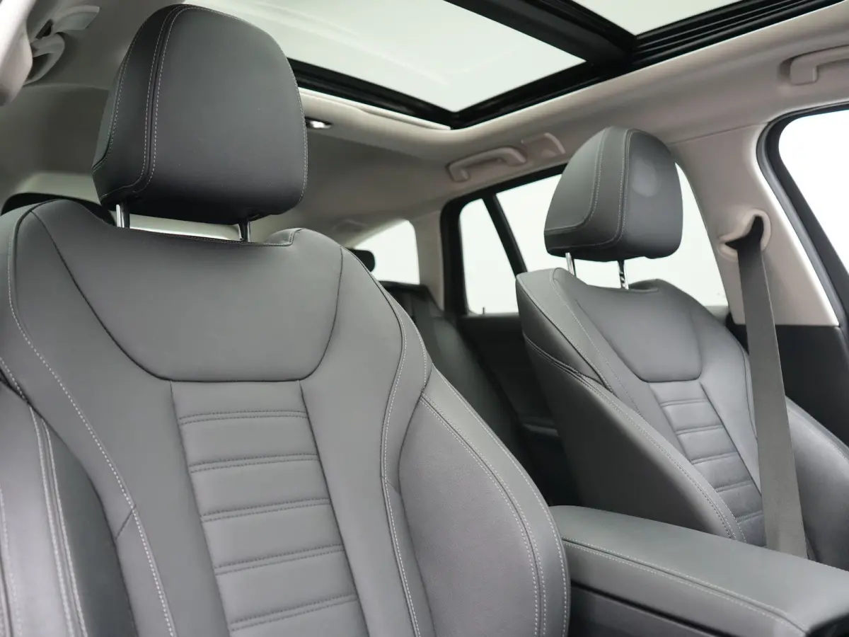 330e Sportline PHEV 293pk Dealer O.H. | Panodak | Adaptive Cruise | Head Up | Laser LED | 360 Camera | Lederen Sportstoelen Memory & Verwarmd | Stuur Verwarmd | Sfeerverlichting | Keyless | 
