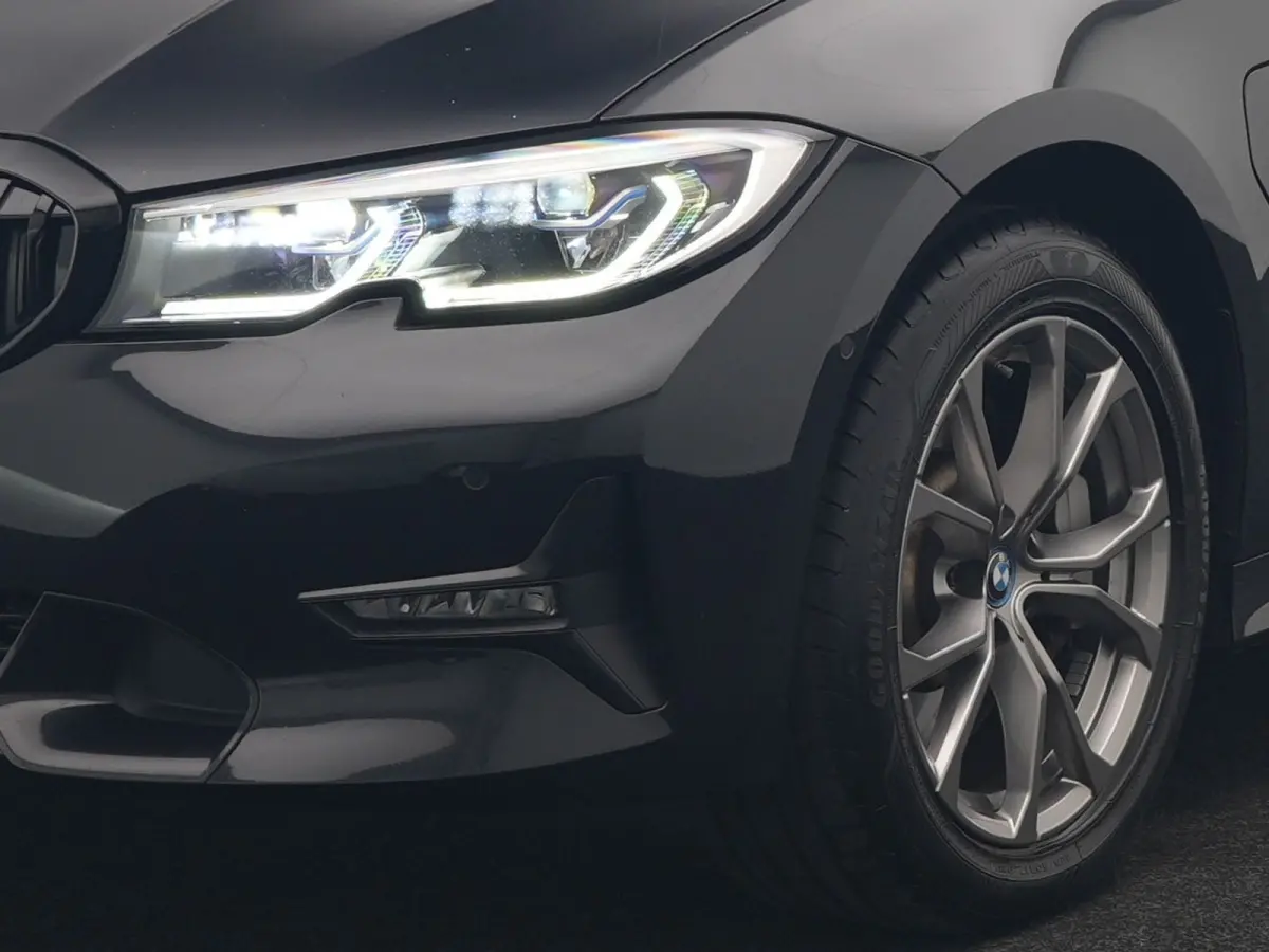 330e Sportline PHEV 293pk Dealer O.H. | Panodak | Adaptive Cruise | Head Up | Laser LED | 360 Camera | Lederen Sportstoelen Memory & Verwarmd | Stuur Verwarmd | Sfeerverlichting | Keyless | 