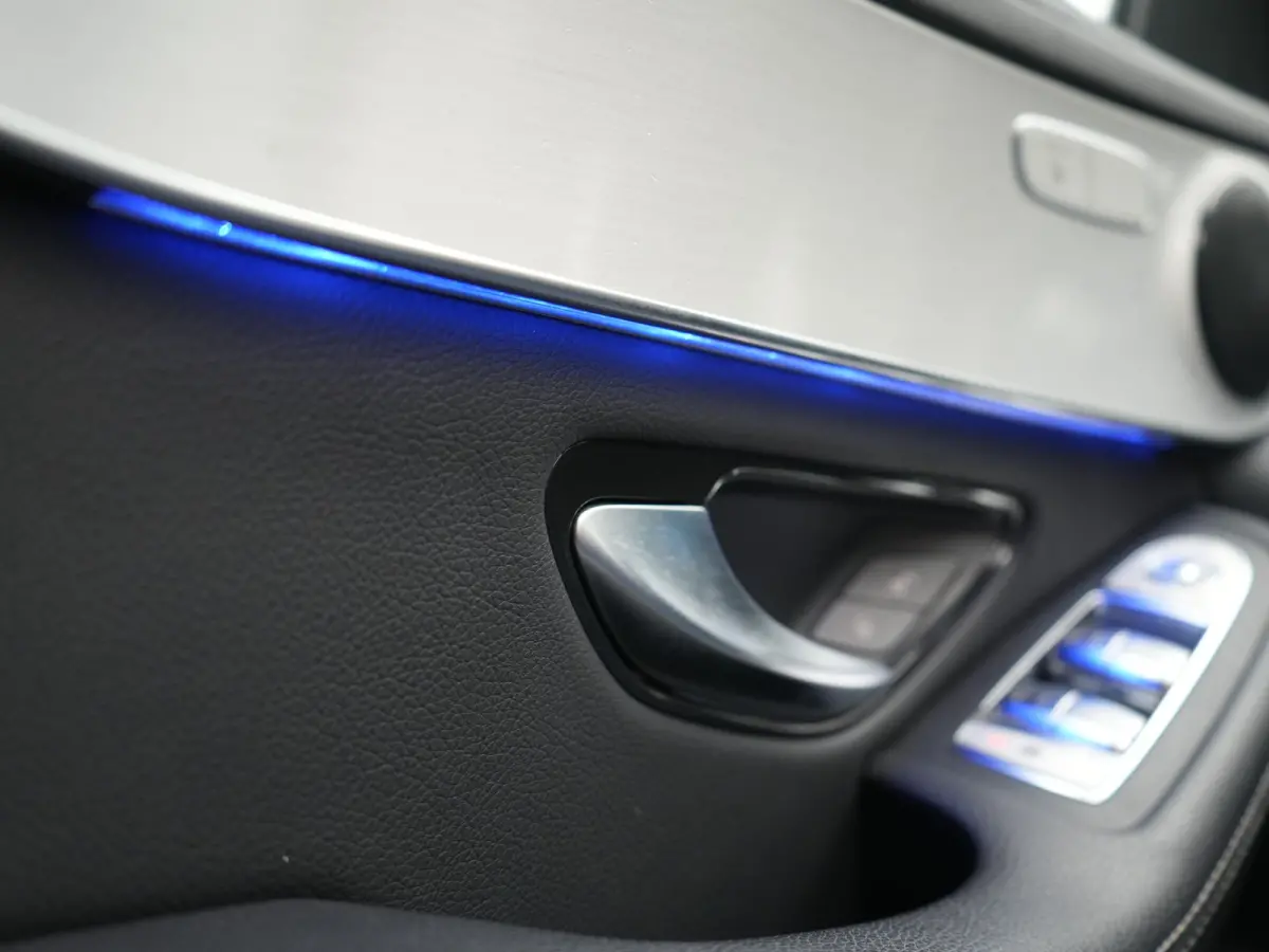 4MATIC Advantage PHEV 320pk Dealer O.H. | Trekhaak Af Fabriek | Panodak | Adaptive Cruise | Sportstoelen Verwarmd | Sfeerverlichting | Apple Carplay | Blis | Navigatie | DAB | Plug In Hybrid