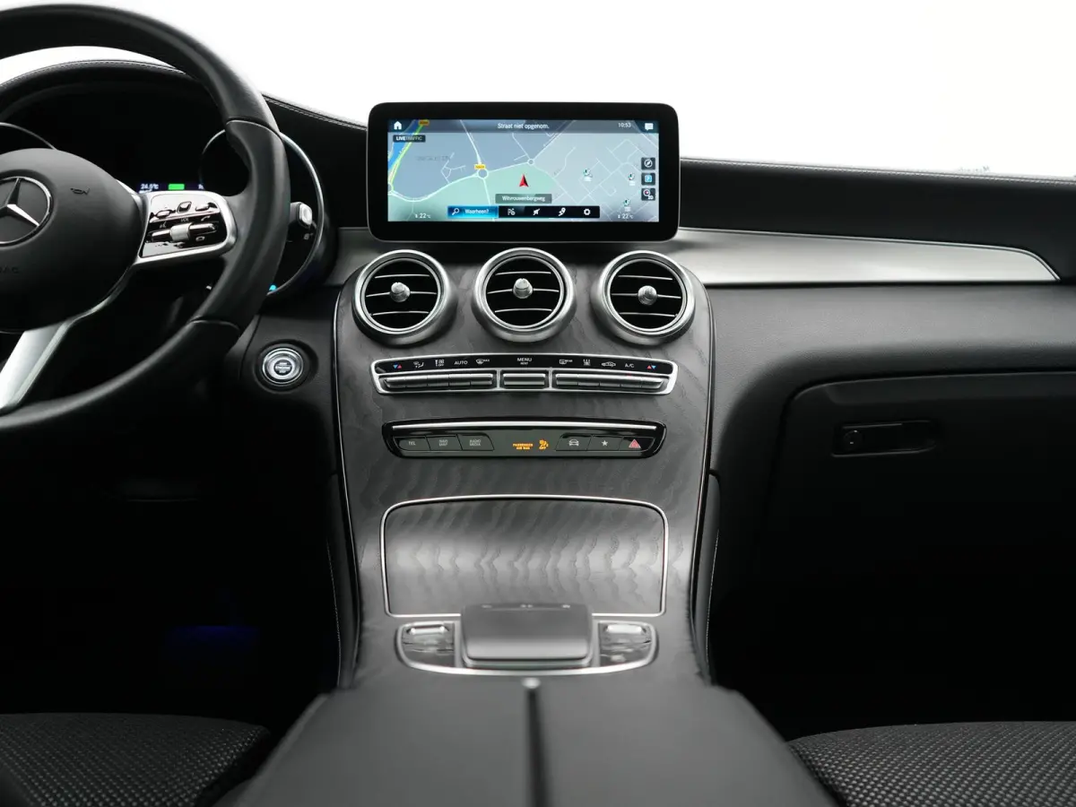4MATIC Advantage PHEV 320pk Dealer O.H. | Trekhaak Af Fabriek | Panodak | Adaptive Cruise | Sportstoelen Verwarmd | Sfeerverlichting | Apple Carplay | Blis | Navigatie | DAB | Plug In Hybrid