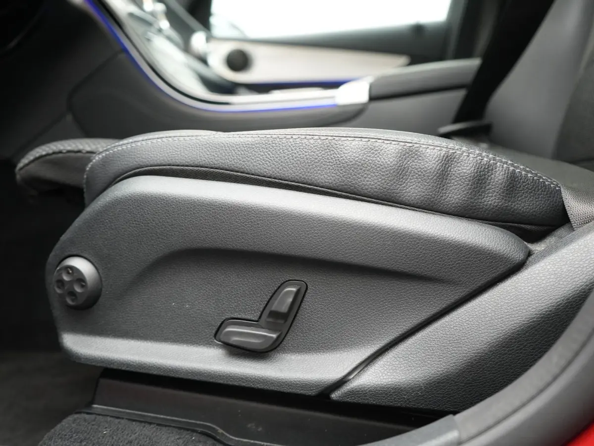 4MATIC Advantage PHEV 320pk Dealer O.H. | Trekhaak Af Fabriek | Panodak | Adaptive Cruise | Sportstoelen Verwarmd | Sfeerverlichting | Apple Carplay | Blis | Navigatie | DAB | Plug In Hybrid