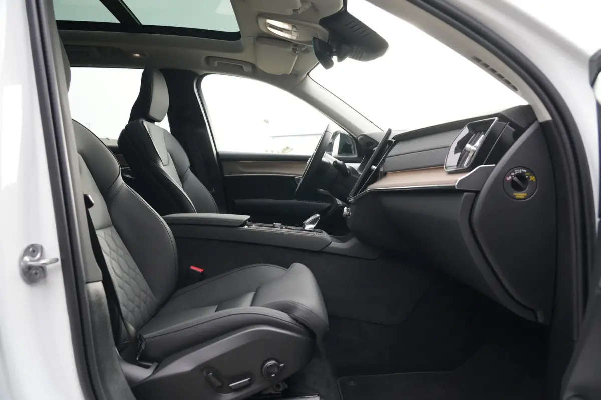 2.0 T8 FACELIFT Plug-in hybrid AWD Ultra Dark | 455 PK | Panoramadak | Bowers & Wilkins | Luchtvering | Volvo XC90 2.0 T8 FACELIFT Plug-in hybrid AWD Ultra Dark met 2.0 liter 4-cilinder benz