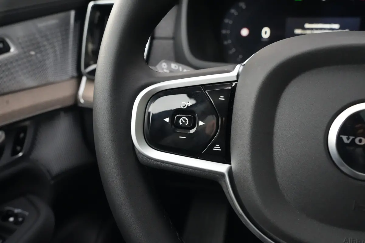2.0 T8 FACELIFT Plug-in hybrid AWD Ultra Dark | 455 PK | Panoramadak | Bowers & Wilkins | Luchtvering | Volvo XC90 2.0 T8 FACELIFT Plug-in hybrid AWD Ultra Dark met 2.0 liter 4-cilinder benz