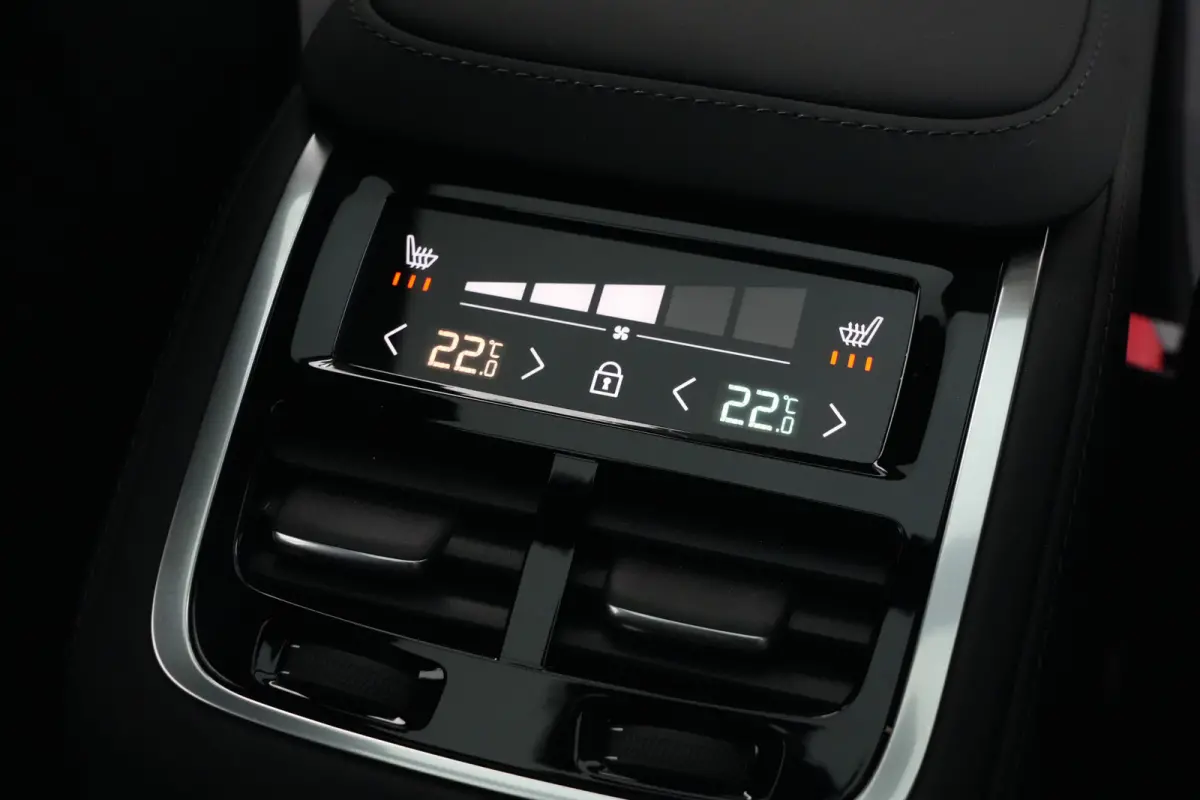 2.0 T8 FACELIFT Plug-in hybrid AWD Ultra Dark | 455 PK | Panoramadak | Bowers & Wilkins | Luchtvering | Volvo XC90 2.0 T8 FACELIFT Plug-in hybrid AWD Ultra Dark met 2.0 liter 4-cilinder benz