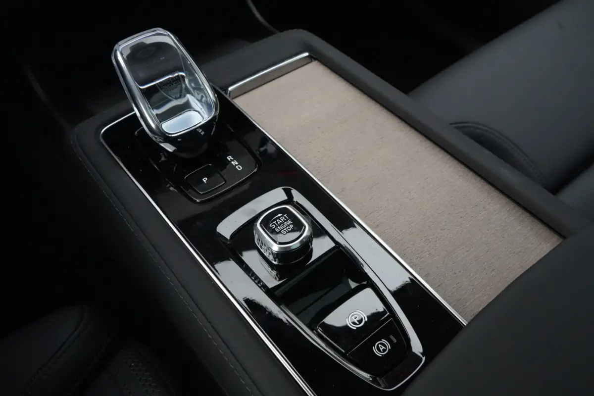 2.0 T8 FACELIFT Plug-in hybrid AWD Ultra Dark | 455 PK | Panoramadak | Bowers & Wilkins | Luchtvering | Volvo XC90 2.0 T8 FACELIFT Plug-in hybrid AWD Ultra Dark met 2.0 liter 4-cilinder benz