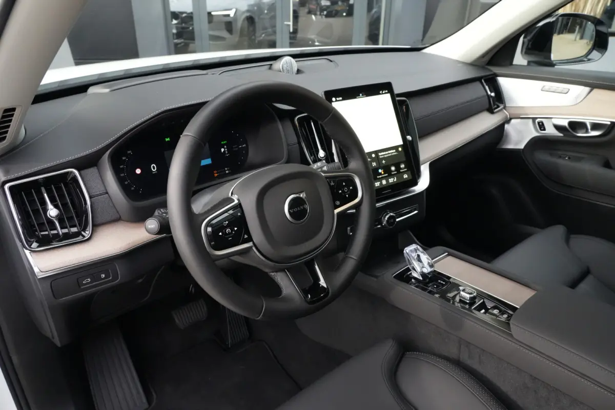 2.0 T8 FACELIFT Plug-in hybrid AWD Ultra Dark | 455 PK | Panoramadak | Bowers & Wilkins | Luchtvering | Volvo XC90 2.0 T8 FACELIFT Plug-in hybrid AWD Ultra Dark met 2.0 liter 4-cilinder benz