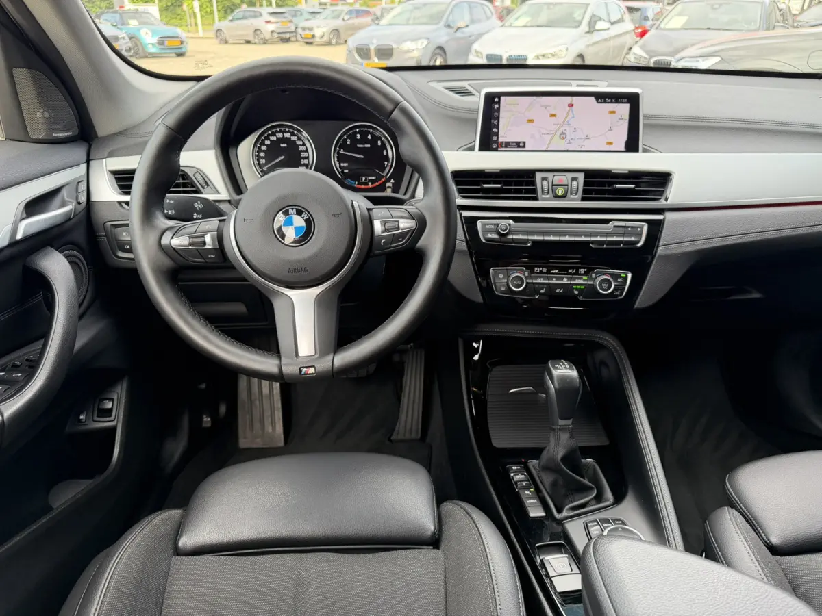 xDrive25e Sport Line Trekhaak Carplay Harman-Kardon Stuurwielverwarming Stoelverwarming 18 Inch LMV Achteruitrijcamera Dealeronderhouden