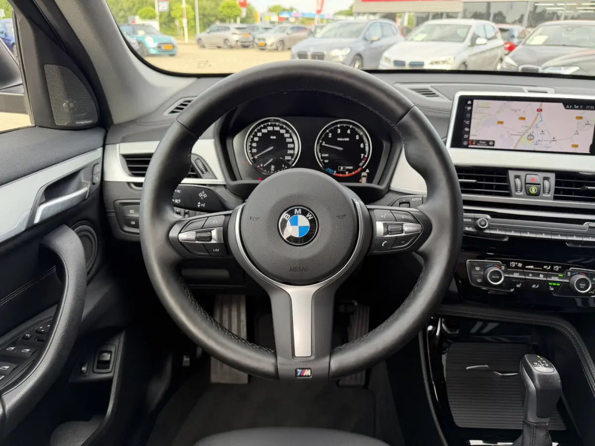 xDrive25e Sport Line Trekhaak Carplay Harman-Kardon Stuurwielverwarming Stoelverwarming 18 Inch LMV Achteruitrijcamera Dealeronderhouden
