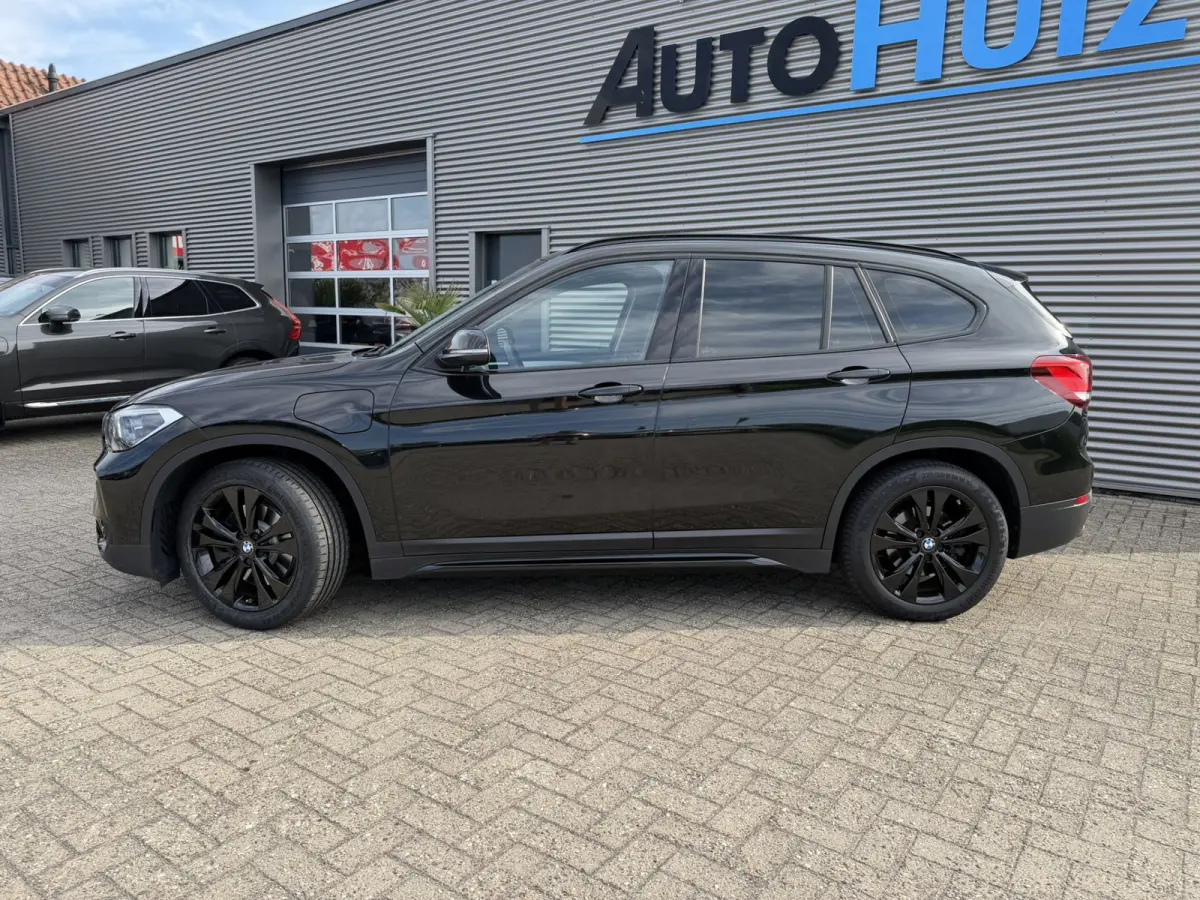 xDrive25e Sport Line Trekhaak Carplay Harman-Kardon Stuurwielverwarming Stoelverwarming 18 Inch LMV Achteruitrijcamera Dealeronderhouden