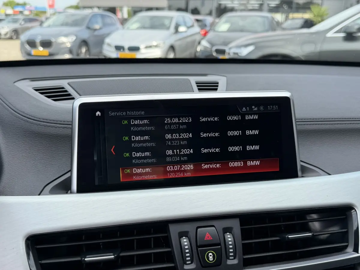 xDrive25e Sport Line Trekhaak Carplay Harman-Kardon Stuurwielverwarming Stoelverwarming 18 Inch LMV Achteruitrijcamera Dealeronderhouden
