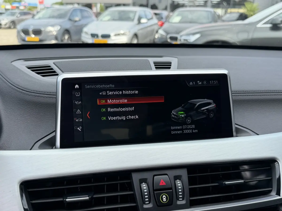 xDrive25e Sport Line Trekhaak Carplay Harman-Kardon Stuurwielverwarming Stoelverwarming 18 Inch LMV Achteruitrijcamera Dealeronderhouden