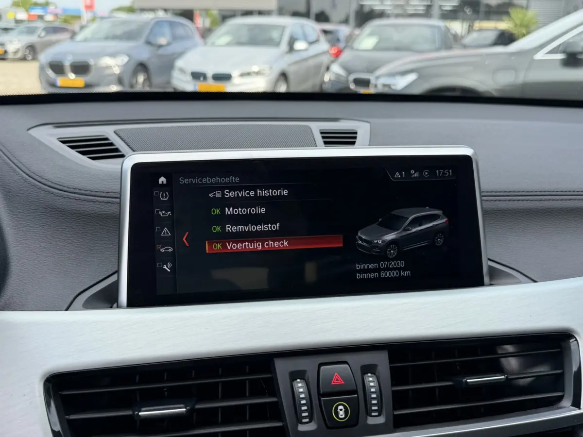 xDrive25e Sport Line Trekhaak Carplay Harman-Kardon Stuurwielverwarming Stoelverwarming 18 Inch LMV Achteruitrijcamera Dealeronderhouden
