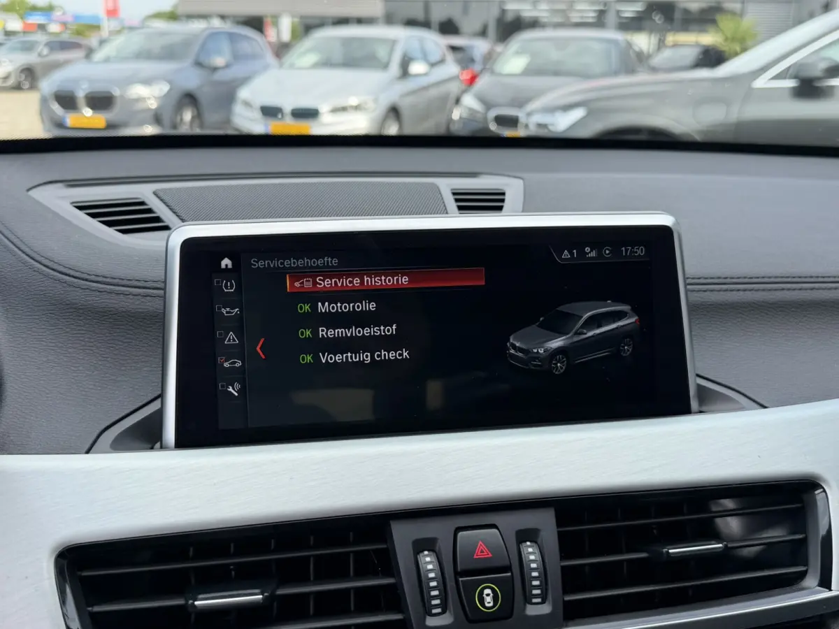 xDrive25e Sport Line Trekhaak Carplay Harman-Kardon Stuurwielverwarming Stoelverwarming 18 Inch LMV Achteruitrijcamera Dealeronderhouden