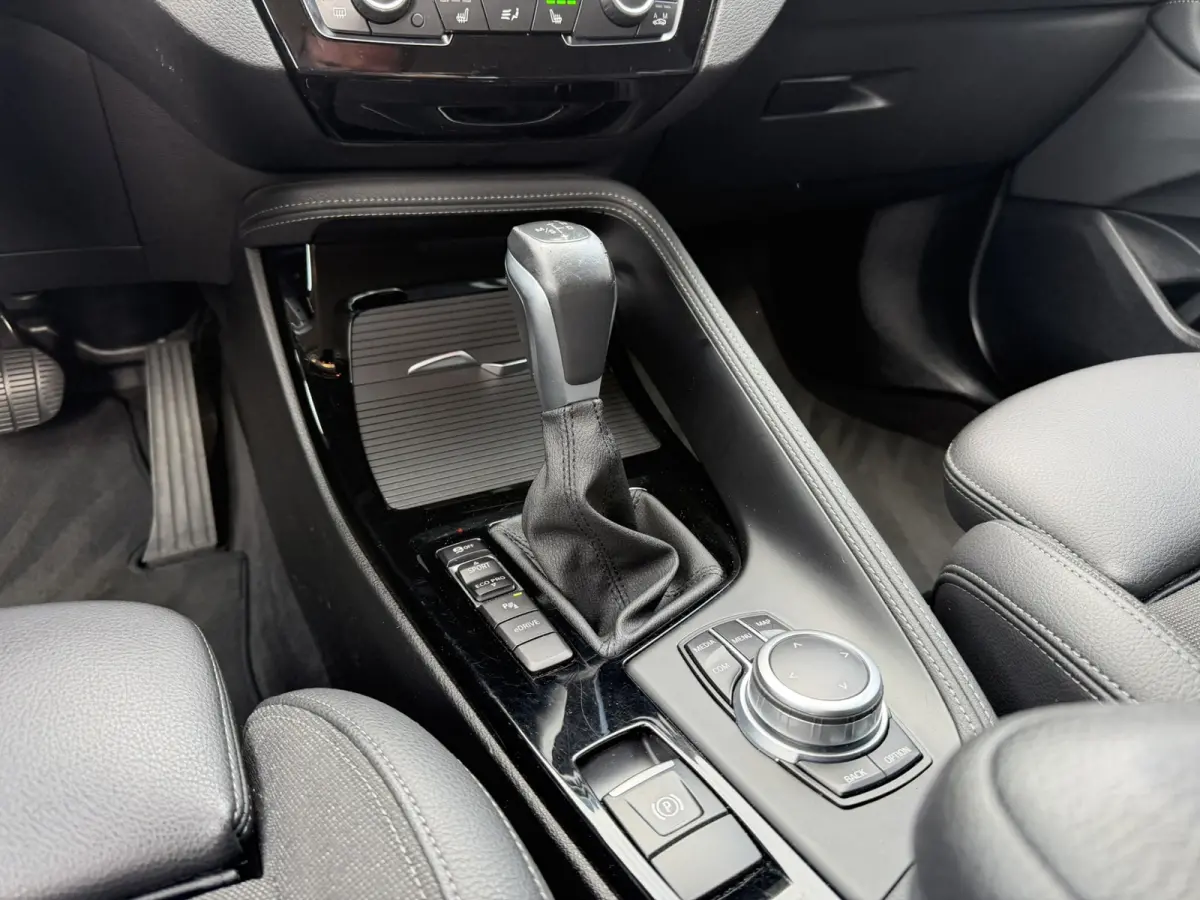 xDrive25e Sport Line Trekhaak Carplay Harman-Kardon Stuurwielverwarming Stoelverwarming 18 Inch LMV Achteruitrijcamera Dealeronderhouden