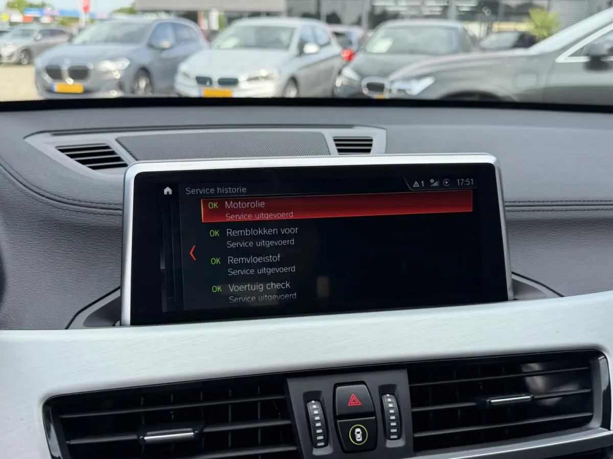 xDrive25e Sport Line Trekhaak Carplay Harman-Kardon Stuurwielverwarming Stoelverwarming 18 Inch LMV Achteruitrijcamera Dealeronderhouden