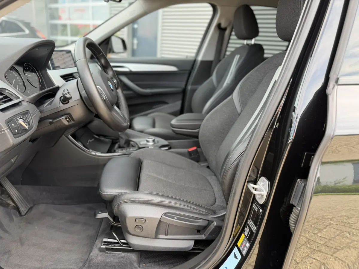 xDrive25e Sport Line Trekhaak Carplay Harman-Kardon Stuurwielverwarming Stoelverwarming 18 Inch LMV Achteruitrijcamera Dealeronderhouden