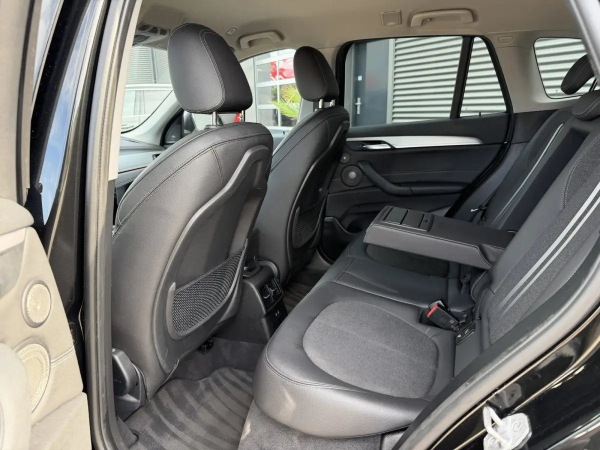 xDrive25e Sport Line Trekhaak Carplay Harman-Kardon Stuurwielverwarming Stoelverwarming 18 Inch LMV Achteruitrijcamera Dealeronderhouden