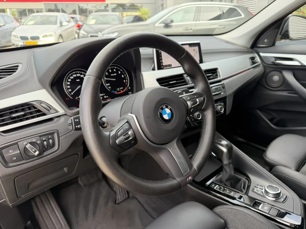 xDrive25e Sport Line Trekhaak Carplay Harman-Kardon Stuurwielverwarming Stoelverwarming 18 Inch LMV Achteruitrijcamera Dealeronderhouden