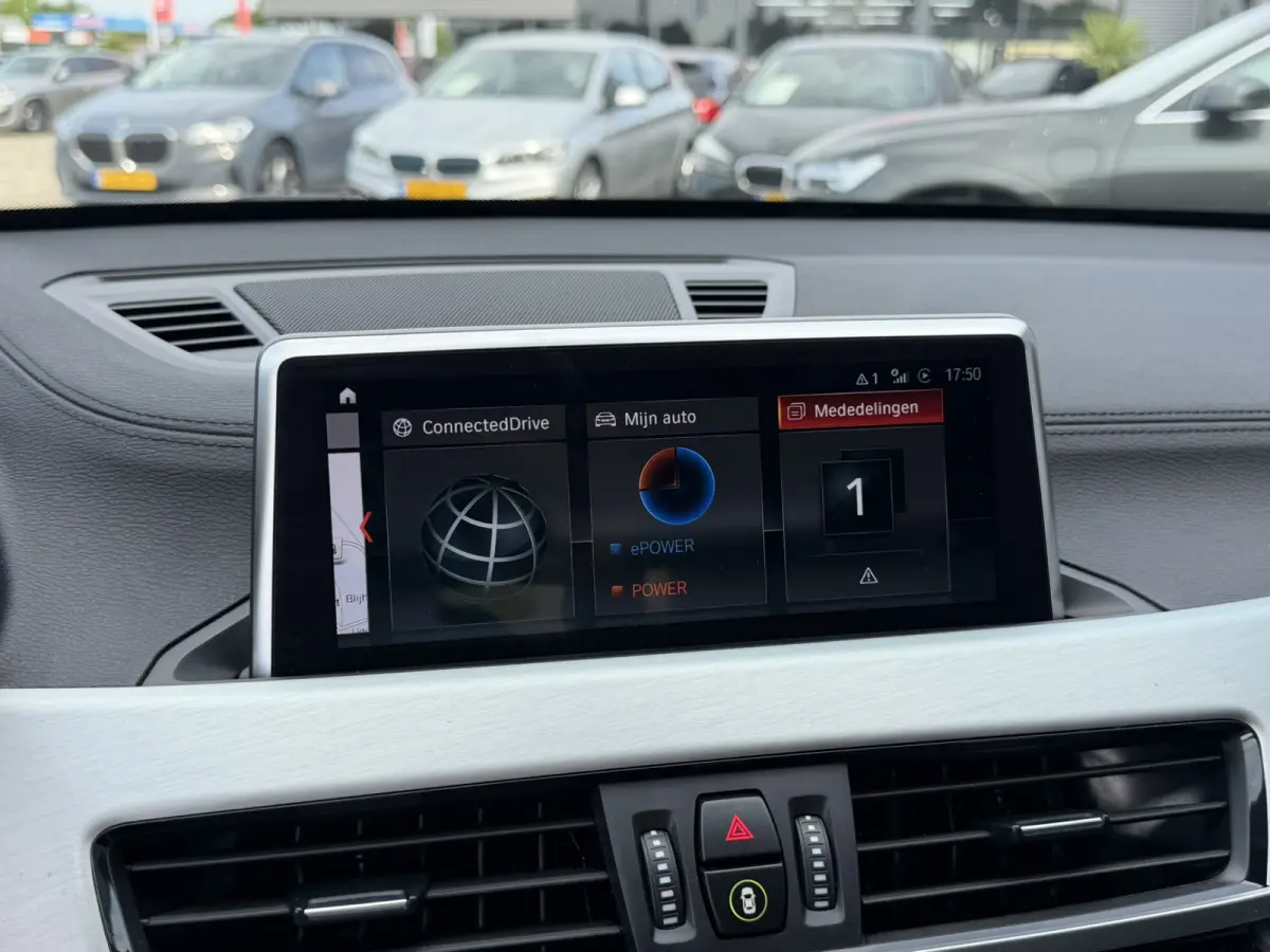 xDrive25e Sport Line Trekhaak Carplay Harman-Kardon Stuurwielverwarming Stoelverwarming 18 Inch LMV Achteruitrijcamera Dealeronderhouden