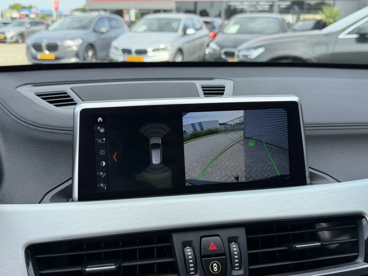 xDrive25e Sport Line Trekhaak Carplay Harman-Kardon Stuurwielverwarming Stoelverwarming 18 Inch LMV Achteruitrijcamera Dealeronderhouden