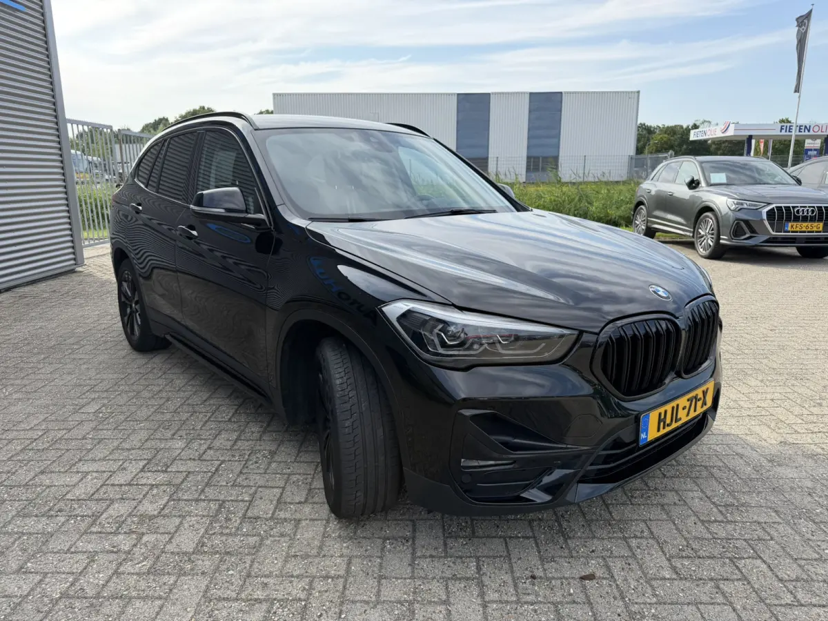 xDrive25e Sport Line Trekhaak Carplay Harman-Kardon Stuurwielverwarming Stoelverwarming 18 Inch LMV Achteruitrijcamera Dealeronderhouden