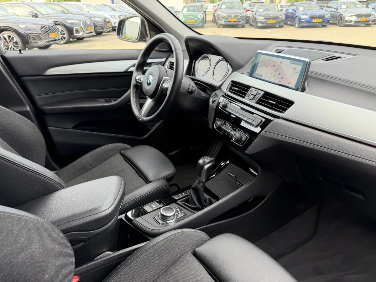 xDrive25e Sport Line Trekhaak Carplay Harman-Kardon Stuurwielverwarming Stoelverwarming 18 Inch LMV Achteruitrijcamera Dealeronderhouden