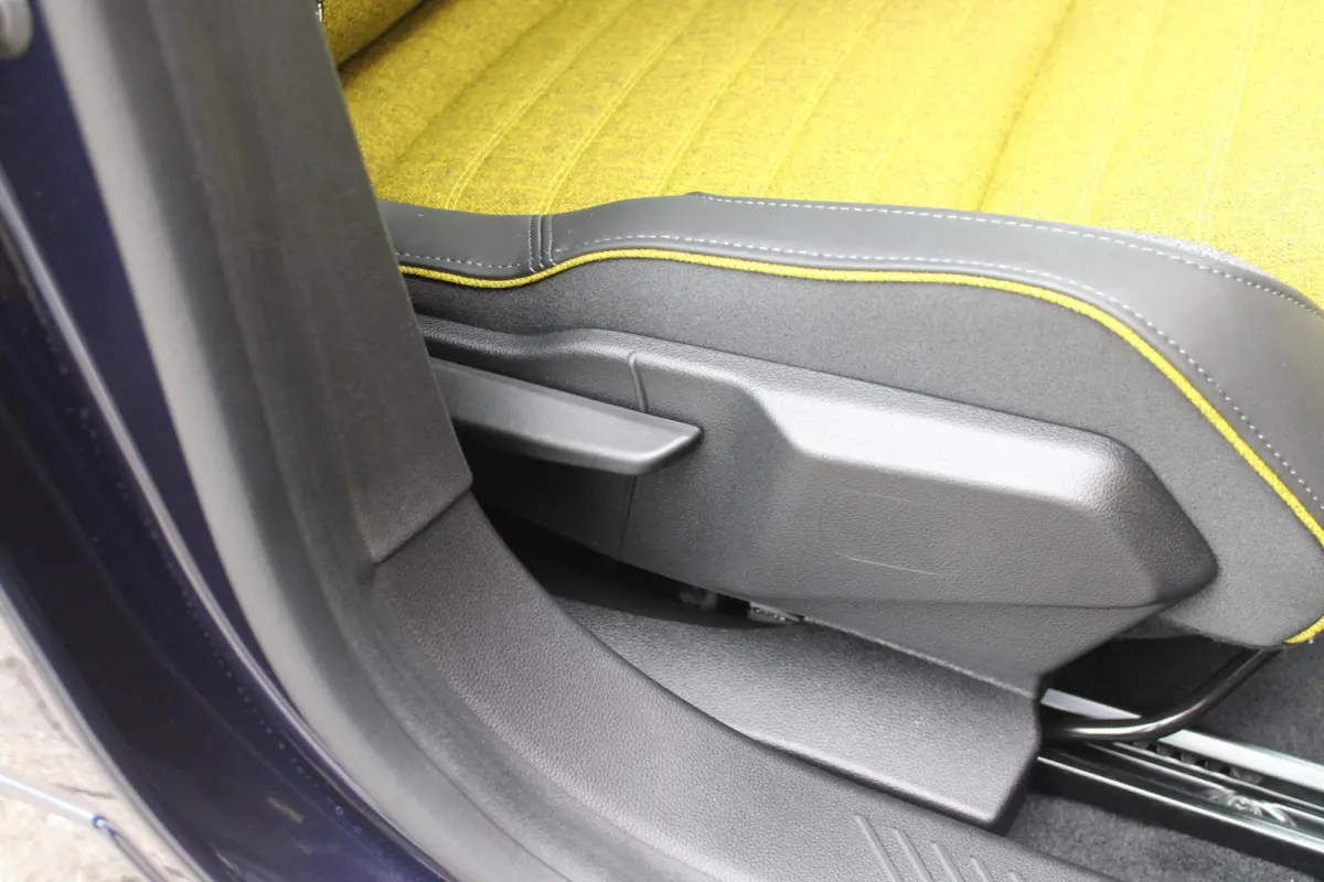 COMFORT RANGE ICONIC CINQ 150PK 52 kWh | PACK WINTER: ELEKTRISCH VERWARMBARE VOORSTOELEN/ELEKTRISCH VERWARMBAAR STUURWIEL/BESTUURDERSSTOEL MET ELEKTRISCH VERSTELBARE LENDESTEUN/IN HOOGTE VER