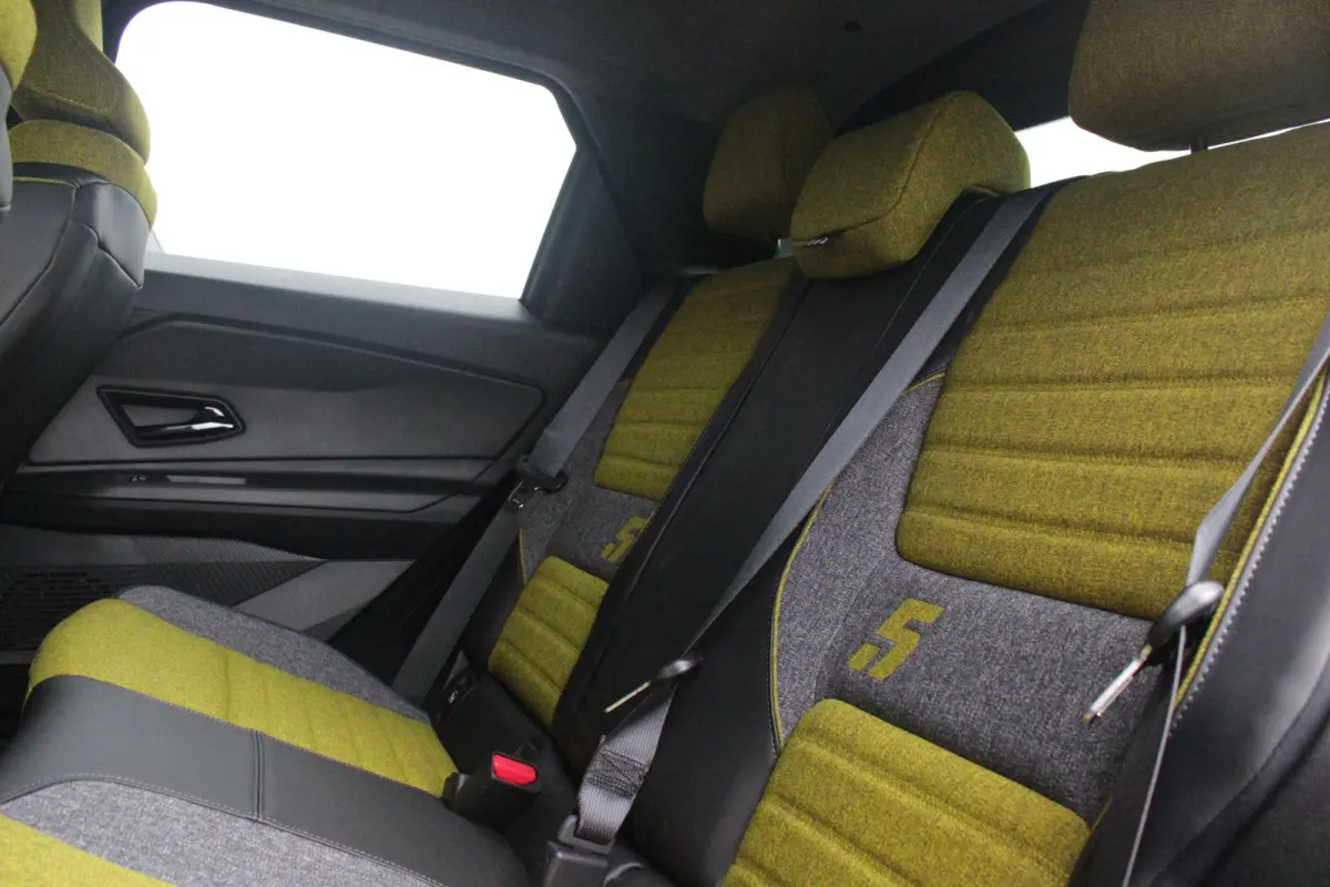 COMFORT RANGE ICONIC CINQ 150PK 52 kWh | PACK WINTER: ELEKTRISCH VERWARMBARE VOORSTOELEN/ELEKTRISCH VERWARMBAAR STUURWIEL/BESTUURDERSSTOEL MET ELEKTRISCH VERSTELBARE LENDESTEUN/IN HOOGTE VER