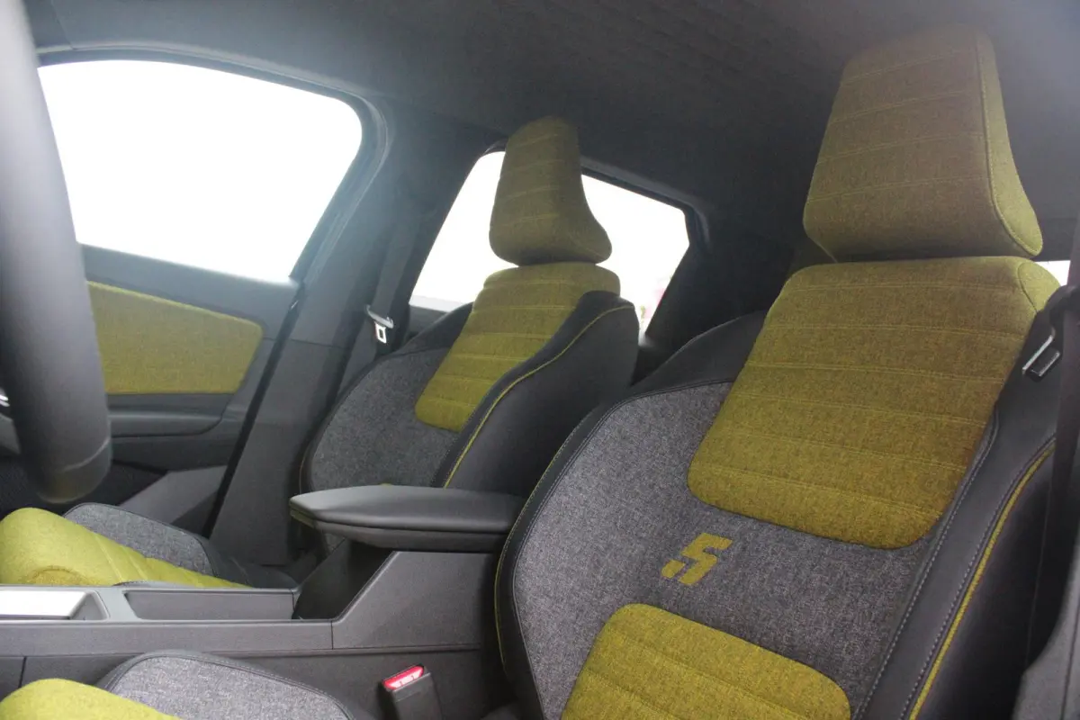 COMFORT RANGE ICONIC CINQ 150PK 52 kWh | PACK WINTER: ELEKTRISCH VERWARMBARE VOORSTOELEN/ELEKTRISCH VERWARMBAAR STUURWIEL/BESTUURDERSSTOEL MET ELEKTRISCH VERSTELBARE LENDESTEUN/IN HOOGTE VER