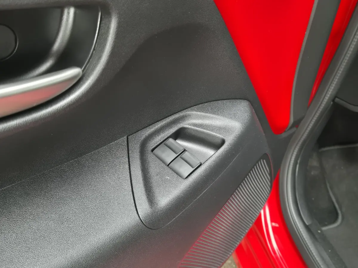 1.0 VVT-i x-joy | Navigatie via Apple Carplay | Climate Control | Parkeercamera | Licht metalen velgen