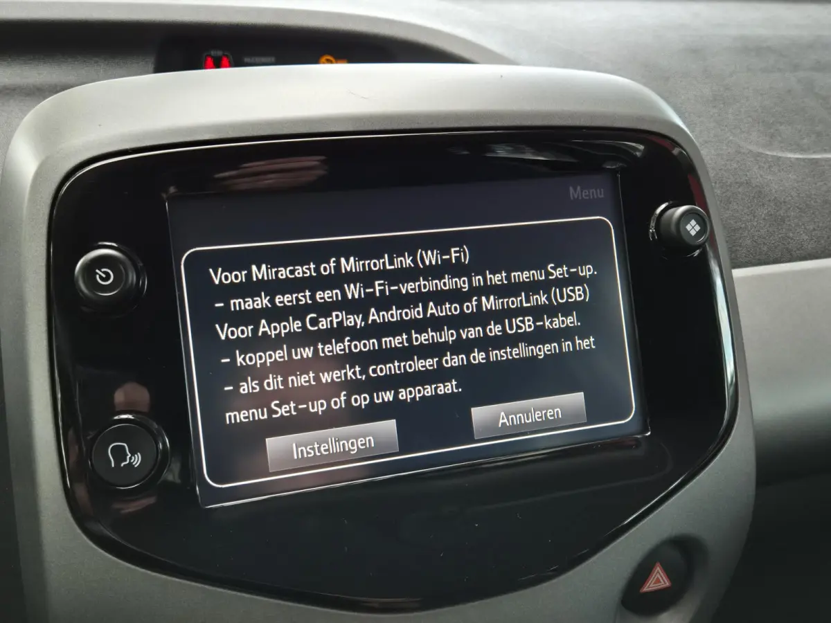 1.0 VVT-i x-joy | Navigatie via Apple Carplay | Climate Control | Parkeercamera | Licht metalen velgen