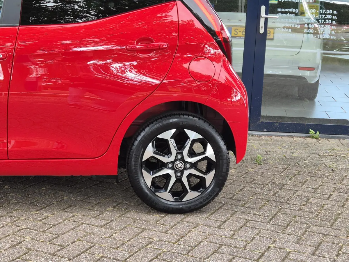 1.0 VVT-i x-joy | Navigatie via Apple Carplay | Climate Control | Parkeercamera | Licht metalen velgen