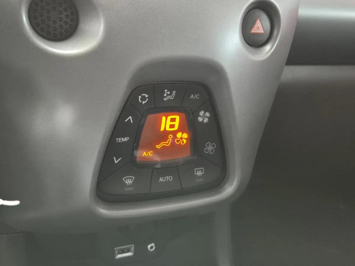 1.0 VVT-i x-joy | Navigatie via Apple Carplay | Climate Control | Parkeercamera | Licht metalen velgen