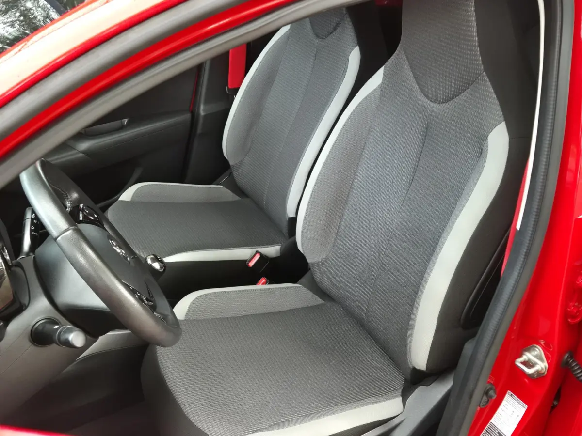 1.0 VVT-i x-joy | Navigatie via Apple Carplay | Climate Control | Parkeercamera | Licht metalen velgen