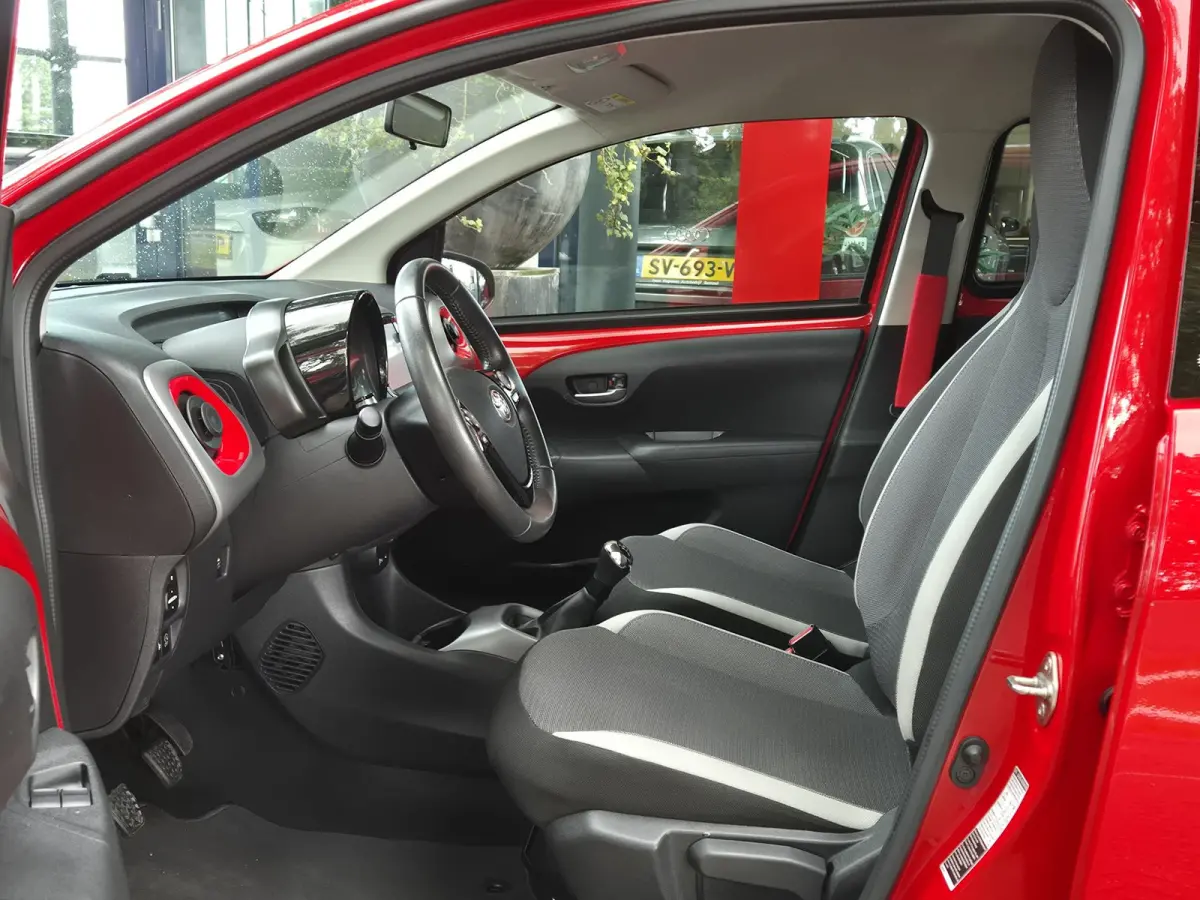 1.0 VVT-i x-joy | Navigatie via Apple Carplay | Climate Control | Parkeercamera | Licht metalen velgen