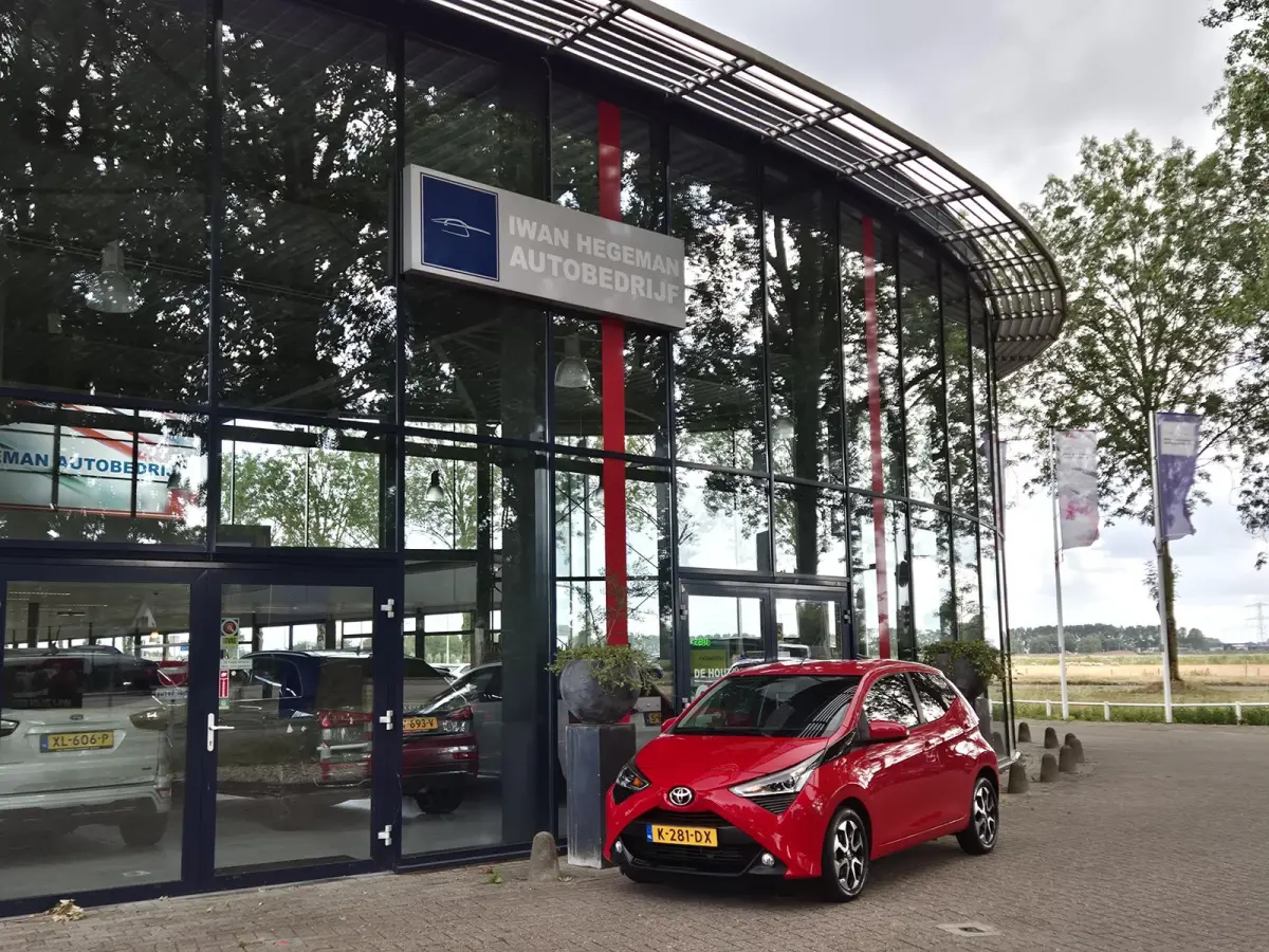 1.0 VVT-i x-joy | Navigatie via Apple Carplay | Climate Control | Parkeercamera | Licht metalen velgen