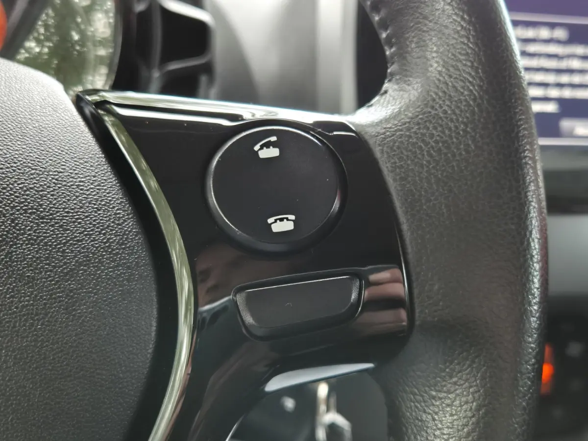 1.0 VVT-i x-joy | Navigatie via Apple Carplay | Climate Control | Parkeercamera | Licht metalen velgen