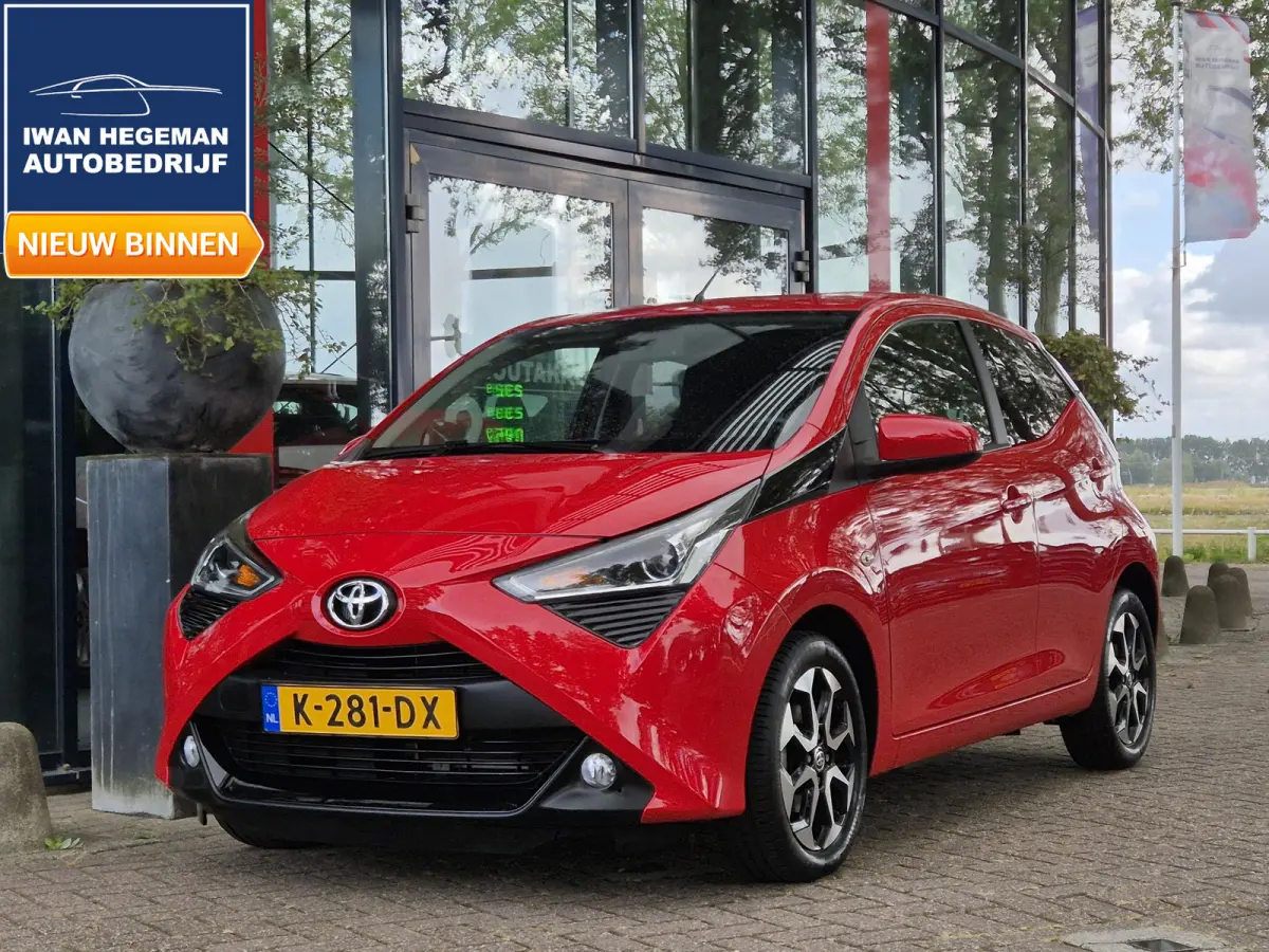1.0 VVT-i x-joy | Navigatie via Apple Carplay | Climate Control | Parkeercamera | Licht metalen velgen
