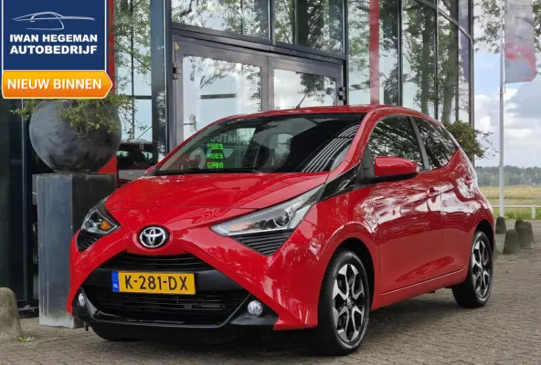 1.0 VVT-i x-joy | Navigatie via Apple Carplay | Climate Control | Parkeercamera | Licht metalen velgen