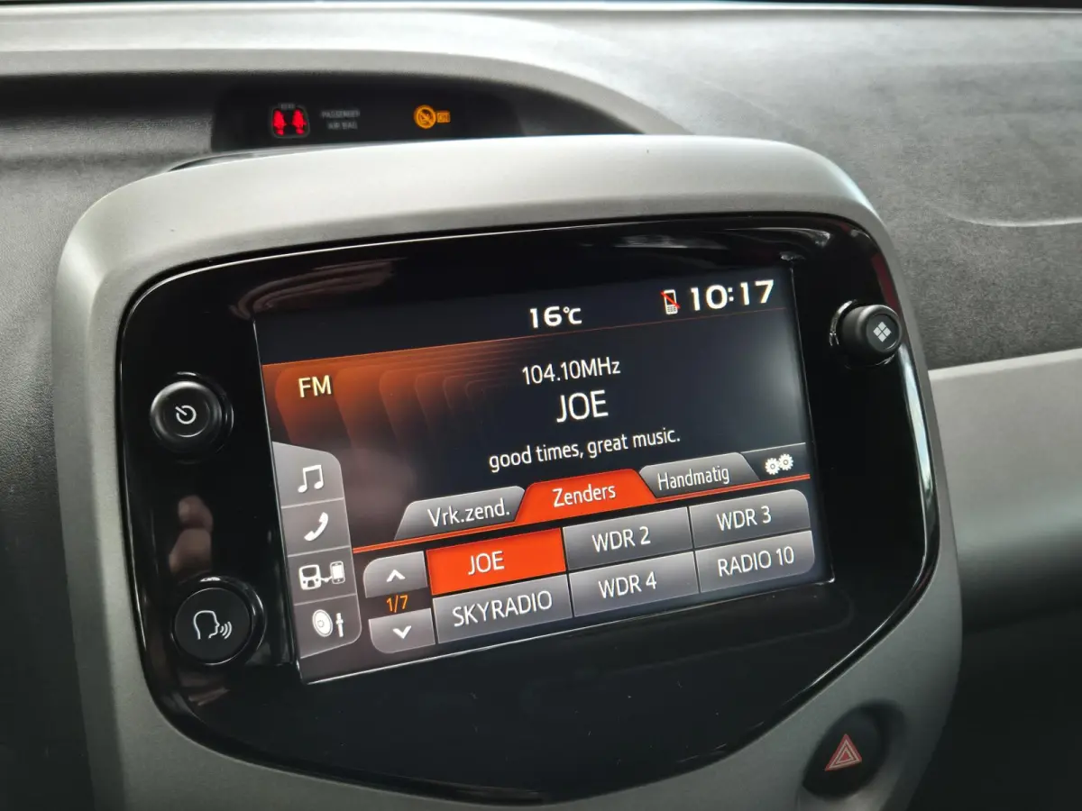 1.0 VVT-i x-joy | Navigatie via Apple Carplay | Climate Control | Parkeercamera | Licht metalen velgen