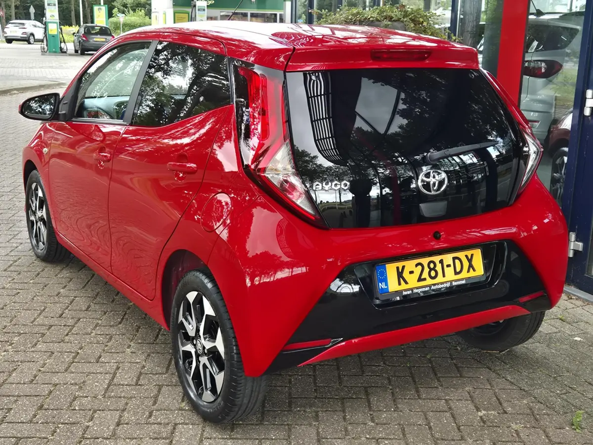 1.0 VVT-i x-joy | Navigatie via Apple Carplay | Climate Control | Parkeercamera | Licht metalen velgen
