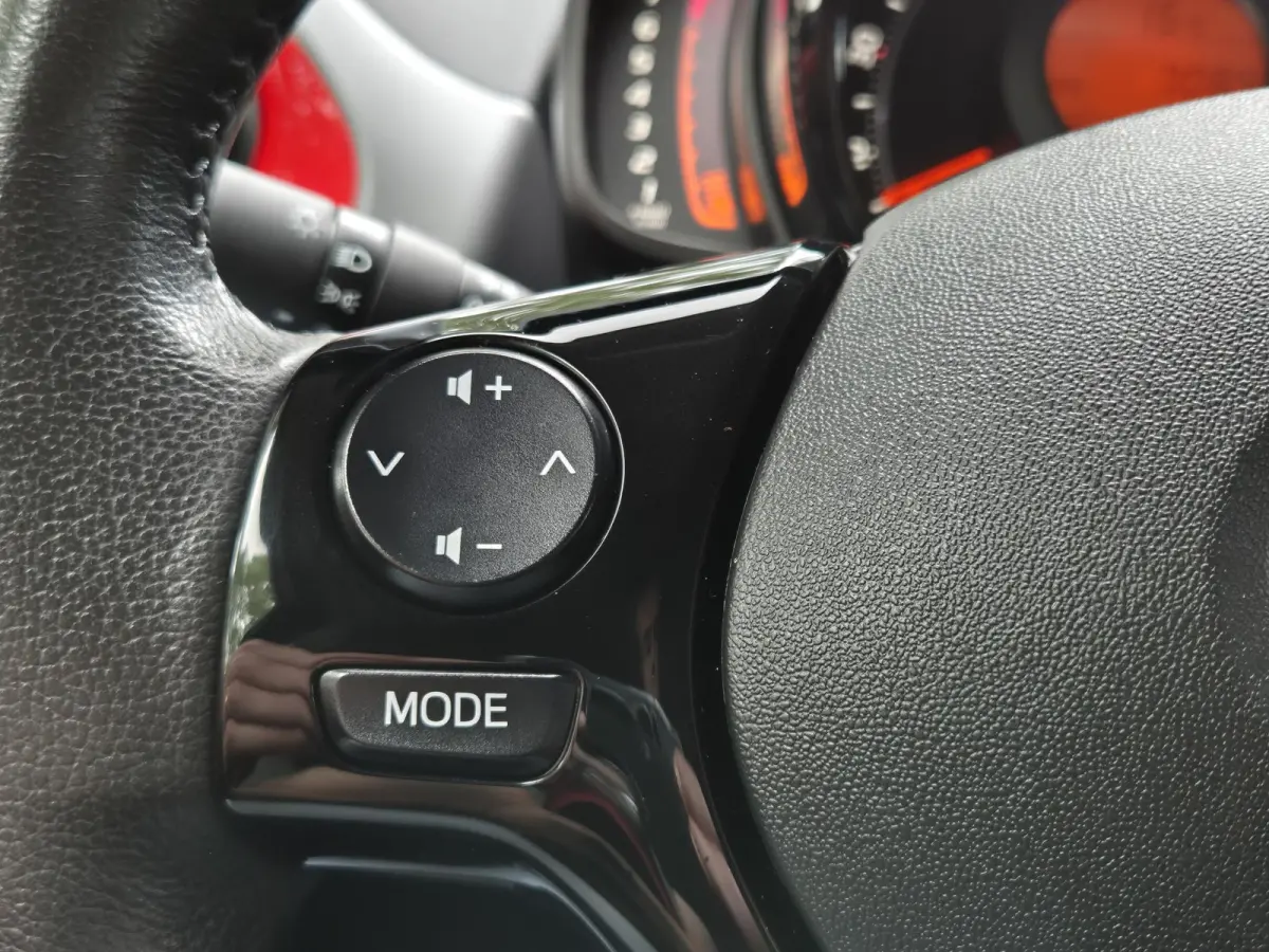 1.0 VVT-i x-joy | Navigatie via Apple Carplay | Climate Control | Parkeercamera | Licht metalen velgen
