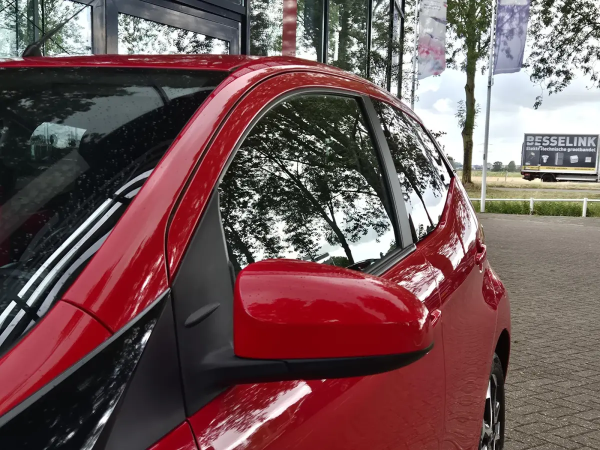 1.0 VVT-i x-joy | Navigatie via Apple Carplay | Climate Control | Parkeercamera | Licht metalen velgen